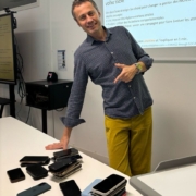 Конфискация телефонов в школе • Confiscation des téléphones à l'école • Confiscation of phones at school