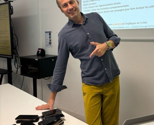 Конфискация телефонов в школе • Confiscation des téléphones à l'école • Confiscation of phones at school